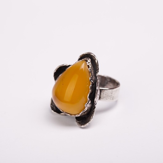 pierścionki srebrne Pierścionek srebrny z bursztynem bałtyckim