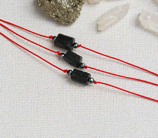 bransoletki z kamieni naturalnych Ochronna bransoletka - czarny turmalin. czerwony sznurek
