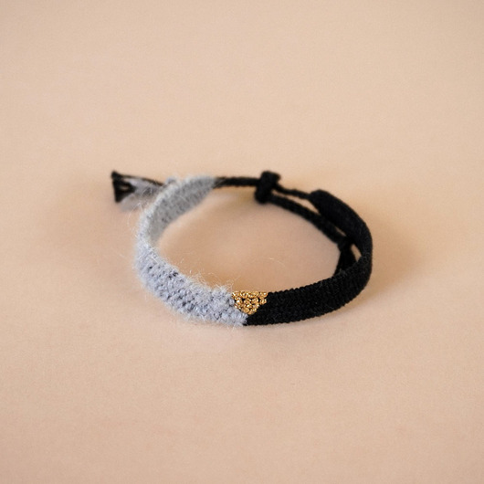 bransoletki na sznurku Wąska bransoletka ręcznie robiona z nici, czerń z szarością