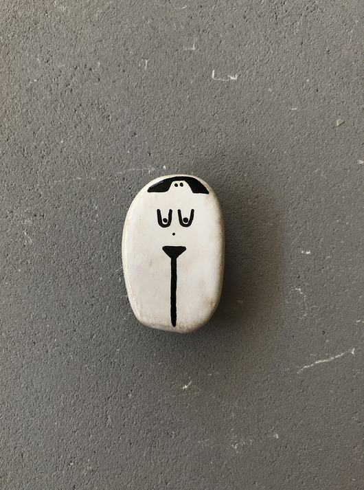 Ceramiczna broszka Pani z piersiami biała ELEMTHEBRAND