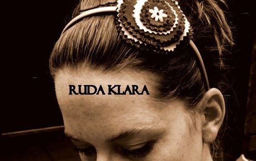 weź na cel przeciwnika gdy nogami fika ruda klara