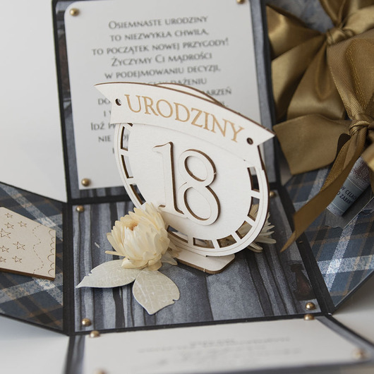 kartki scrapbooking 18 urodziny, exploding box, kartka 3d osiemnastka