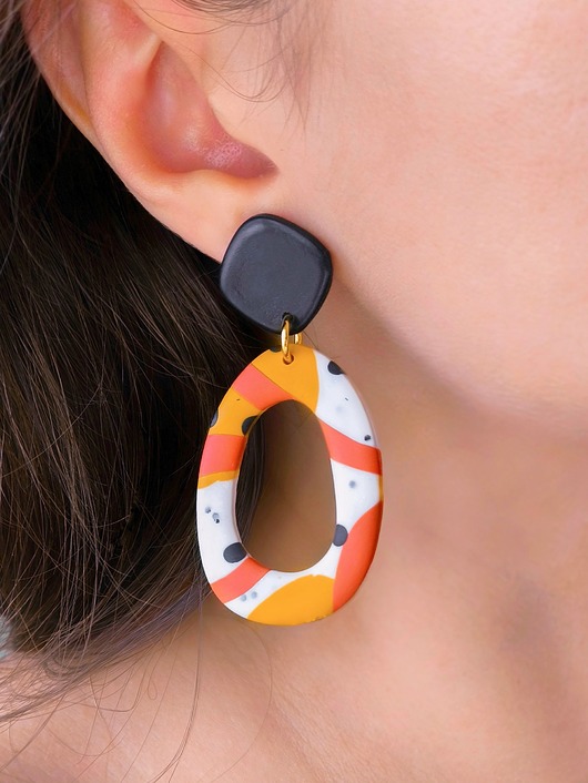 kolczyki z masy plastycznej Kolczyki z abstrakcyjnym wzorem, elegancka biżuteria w ciepłych kolorach