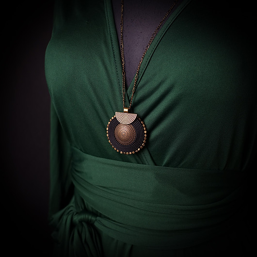 wisiory Mosiądz i czerń- naszyjnik sutasz