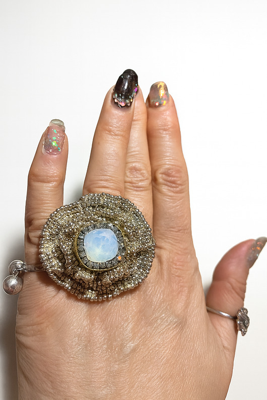 pierścionki - różne Pierścionek koktajlowy kwiatek z kryształem