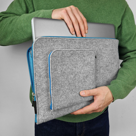 etui na laptopa ETUI NA MACBOOKA I ZASILACZ  jasno niebieski zamek