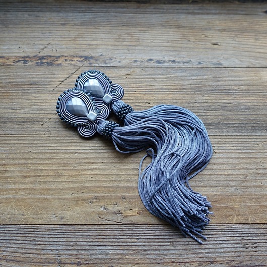 Szare z chwostami- kolczyki soutache Mró Soutache