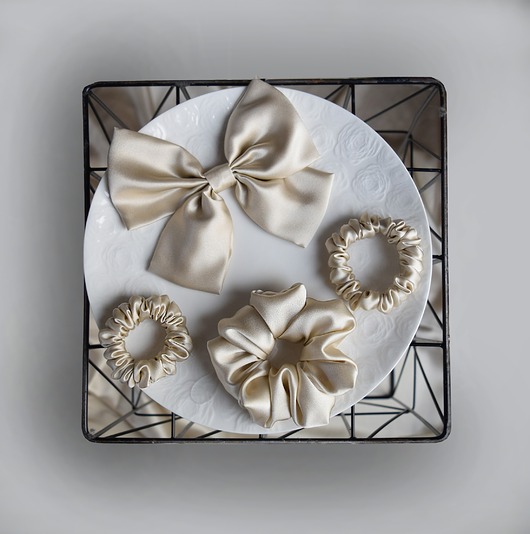 spinki i klamry do włosów Szampańsko mi! - zestaw jedwabnych scrunchie z kokardą