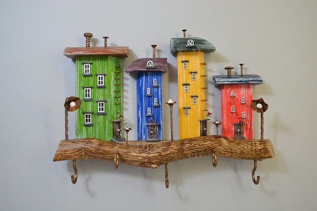 wieszaki Wieszak na klucze z kolorowymi domkami na gałędzi