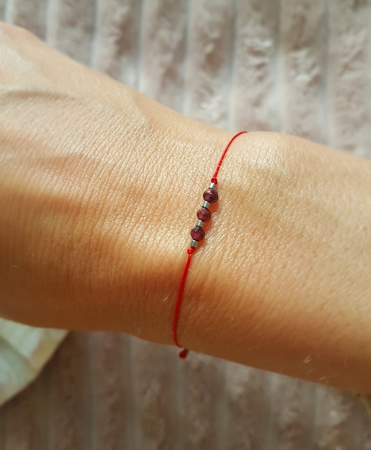 Mini-  bransoletka na sznurku, z granatem Ili arte biju