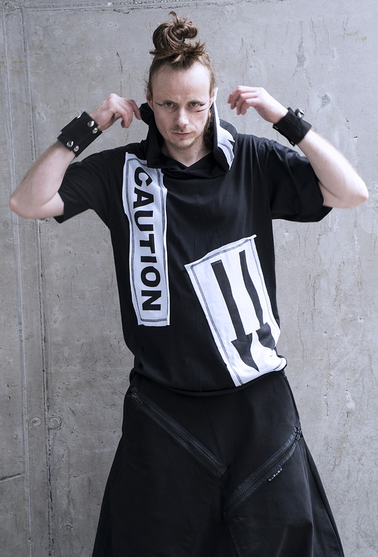 CAUTION t-shirt czarno-biały PIKIEL