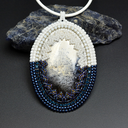 wisiory Arashi, wisior z agatem dendrytowym, haft koralikowy