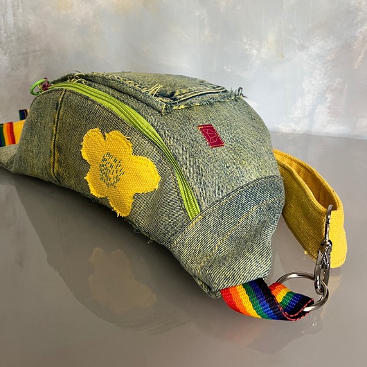 saszetka nerka Nerka boho z haftowanymi żółtymi kwiatami La Rambla 26