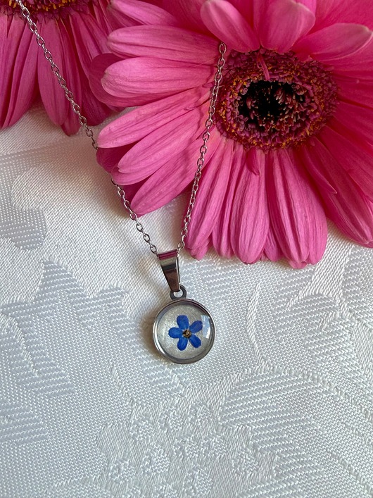 srebrne naszyjniki Minimalistyczny naszyjnik z żywicy z niezapominajką