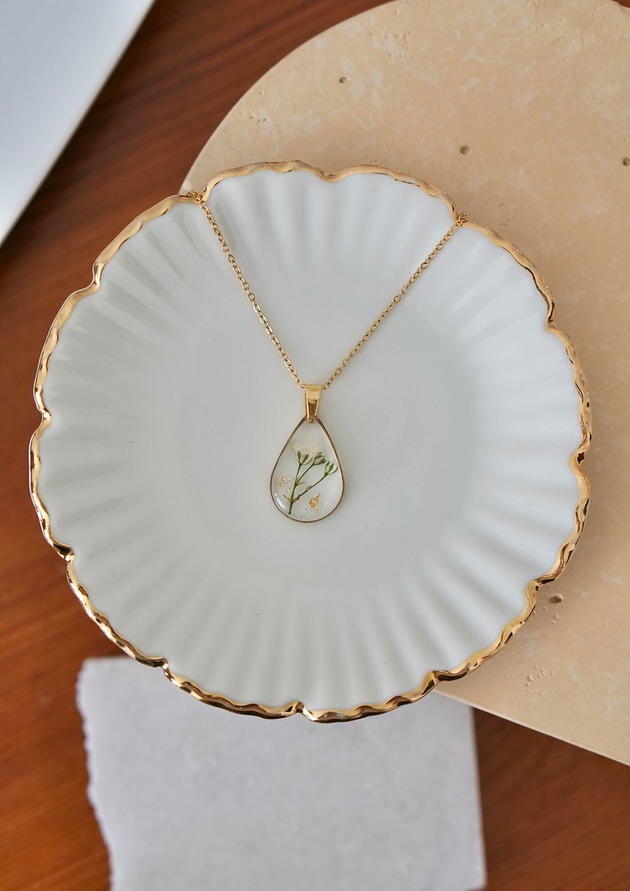 złote naszyjniki Naszyjnik z białą gipsówką