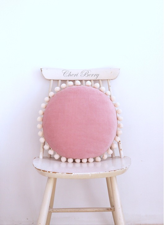 poduszki gładkie Poduszka welur okrągła z pomponami boho brudny różowy