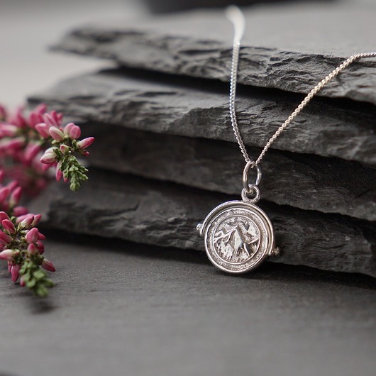 srebrne naszyjniki Dwustronny, obrotowy naszyjnik - róża wiatrów i góry