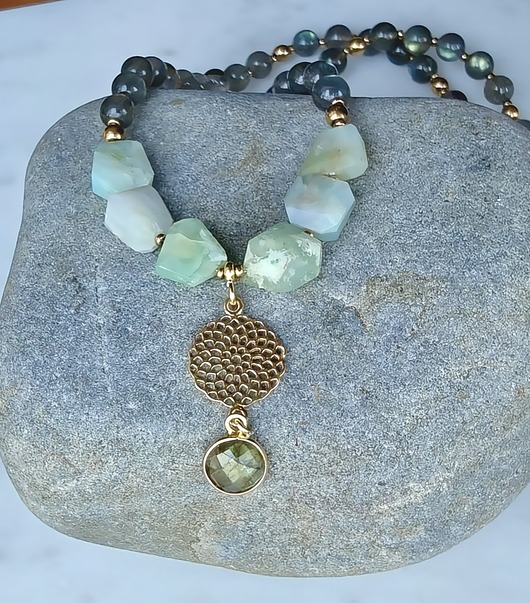 złote naszyjniki Naszyjnik z opalizacją - chryzopraz i labradoryt