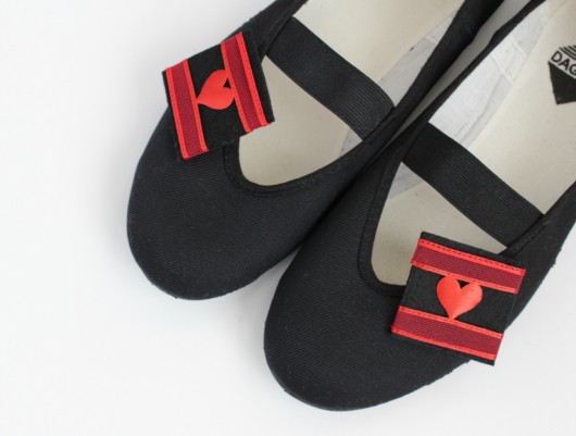 Miłość jest ślepa (buty + broszki) Czarna Biedronka