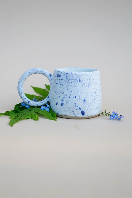 kubki Ceramiczny kubek z okrągłym uszkiem