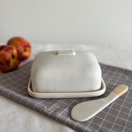 pojemniki kuchenne Ceramiczna maselniczka z nożykiem / Elegancki akcent na Twoim stole