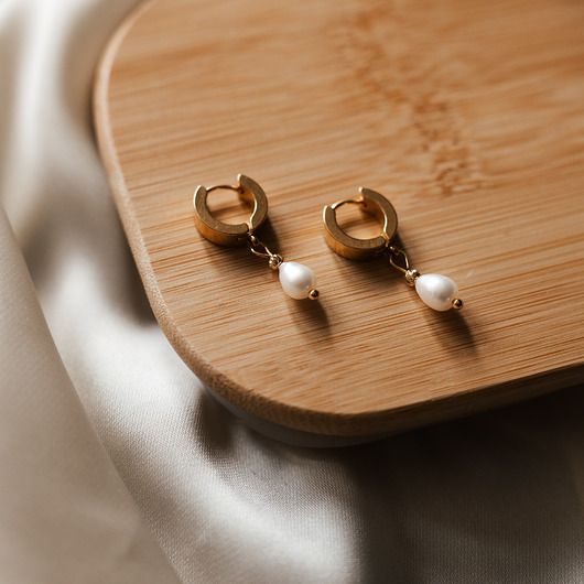 kolczyki z kamieniami Kolczyki z naturalną perłą.