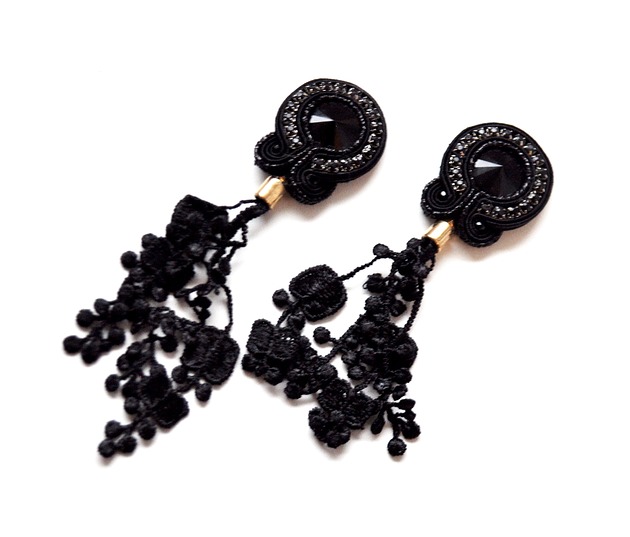 kolczyki soutache Sutaszowe kolczyki  NERO z haftowanymi kwiatami _ KOLEKCJA 2023