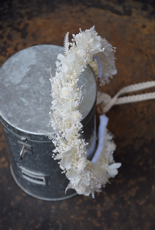 wianki komunijne Biały  komunijny wianek na głowę z stabilizowanych i suszonych kwiatów