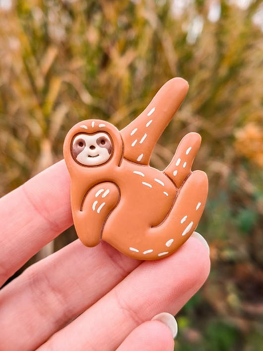 przypinki Pin leniwiec, przypinka z wizerunkiem leniwca, broszka do swetra, boho