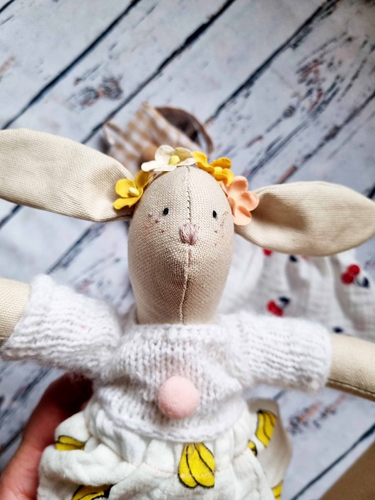 misie i maskotki Przytulanka w sweterku z plecakiem i dwoma ubrankami