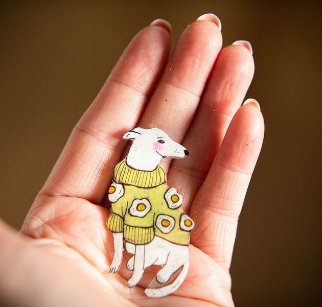 broszki Broszka pies w żółtym swetrze w kwiaty