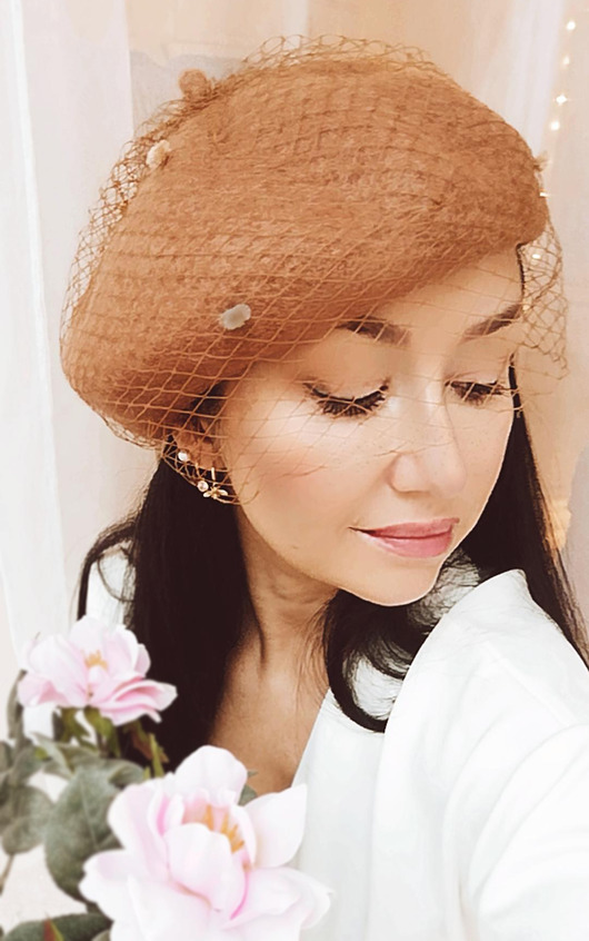 Karmelowy beret z woalką Kasia Miciak design
