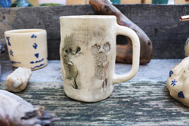 dodatki - łazienka - różne Pierwiosnek - ręcznie lepiony kubek ceramiczny motyw kwiatów