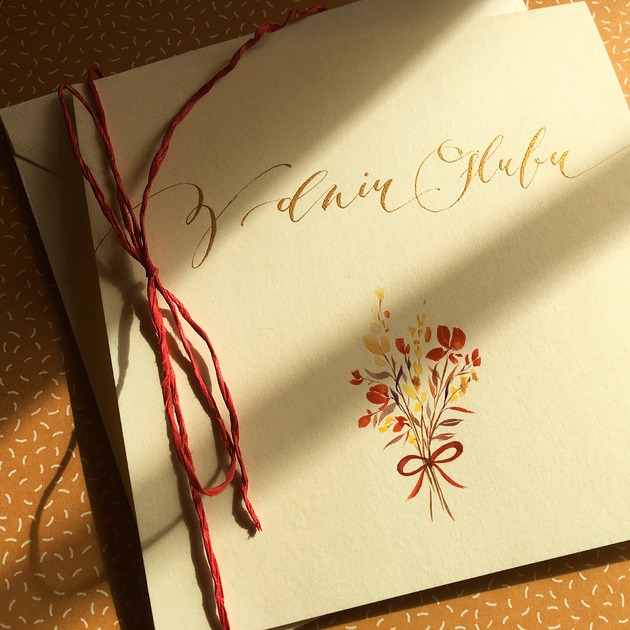 kartki scrapbooking Kartka ślubna ręcznie malowana i kaligrafowana z bukiecikiem