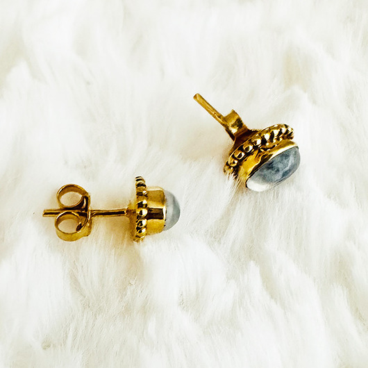 kolczyki z kamieniami Kolczyki z labradorytem, złote sztyfty, szary kamień