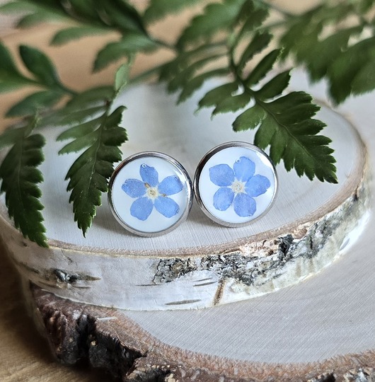 kolczyki z żywicy Kolczyki z kwiatami niezapominajkami srebrne