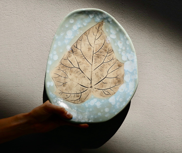 patery i talerze Śnieżne chmury - bajkowy półmisek ceramiczny z liściem handmade