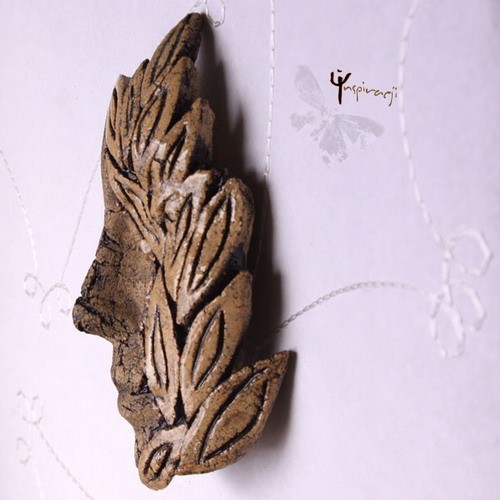 Ceramiczna maska - w listowiu w inspiracji