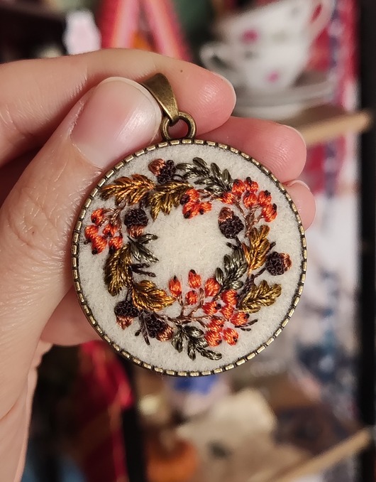 wisiory Haftowany wisiorek z jesiennym wiankiem