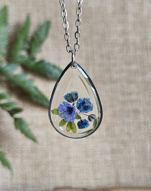 wisiory Srebrny wisiorek z niebieskimi kwiatami