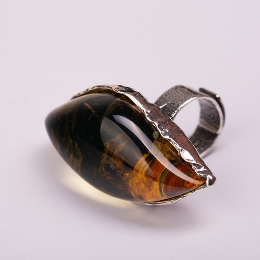 pierścionki srebrne Wielki pierścień srebrny z bursztynem bałtyckim