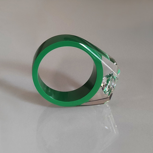 pierścionek z żywicy Ciemnozielony pierścionek z cyrkonią