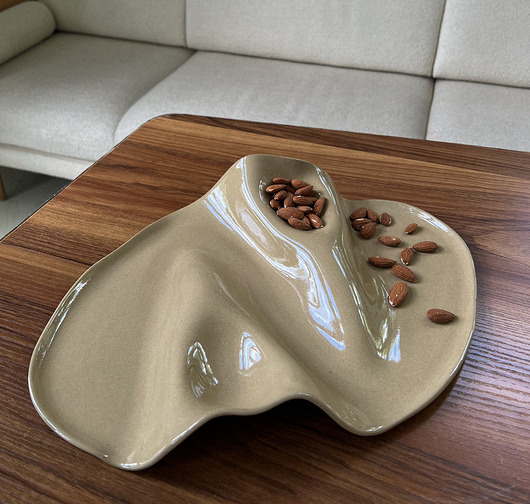deski do krojenia i tace Ceramiczna taca na przekąski WAVY no. 8 TOFFEE