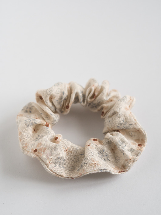 gumki do włosów Lniana gumka do włosów (scrunchie) ze wzorem w kwiaty