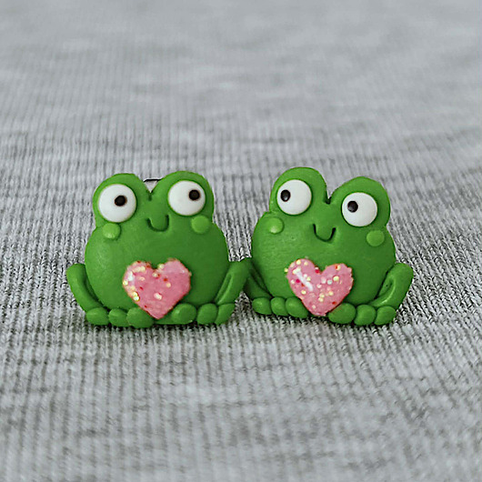 kolczyki z masy plastycznej Kolczyki żabki z serduszkiem