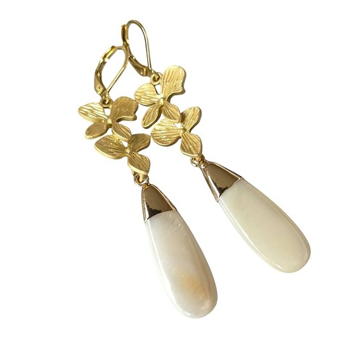 kolczyki pozłacane Smukłe kolczyki pozłacane z perłami w kwiatach