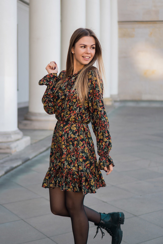 sukienki midi damskie Sukienka w kwiaty czarna