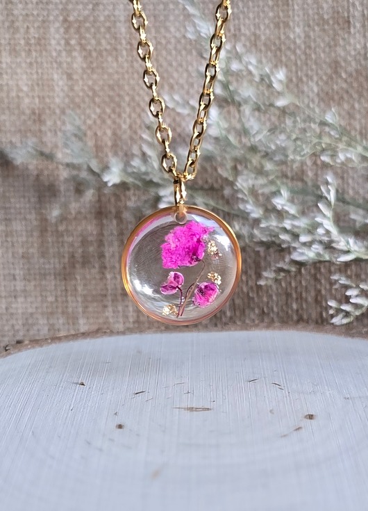 wisiory Łąka kwiatowa różowa zawieszka złoty wisiorek kwiaty żywica