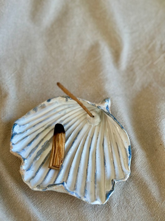 Podstawki pod kadzidełka Podstawka stojak na kadzidełko Muszla Biel z błękitem