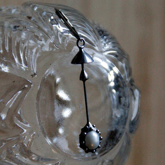 kolczyki - inne Ręcznie robiony metalowy kolczyk z motywem grzyba: biżuteria z perłą